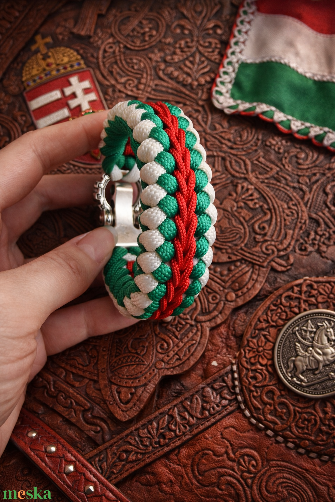 Magyar nemzeti színű karkötő  - ékszer - karkötő - fonott karkötő - Meska.hu