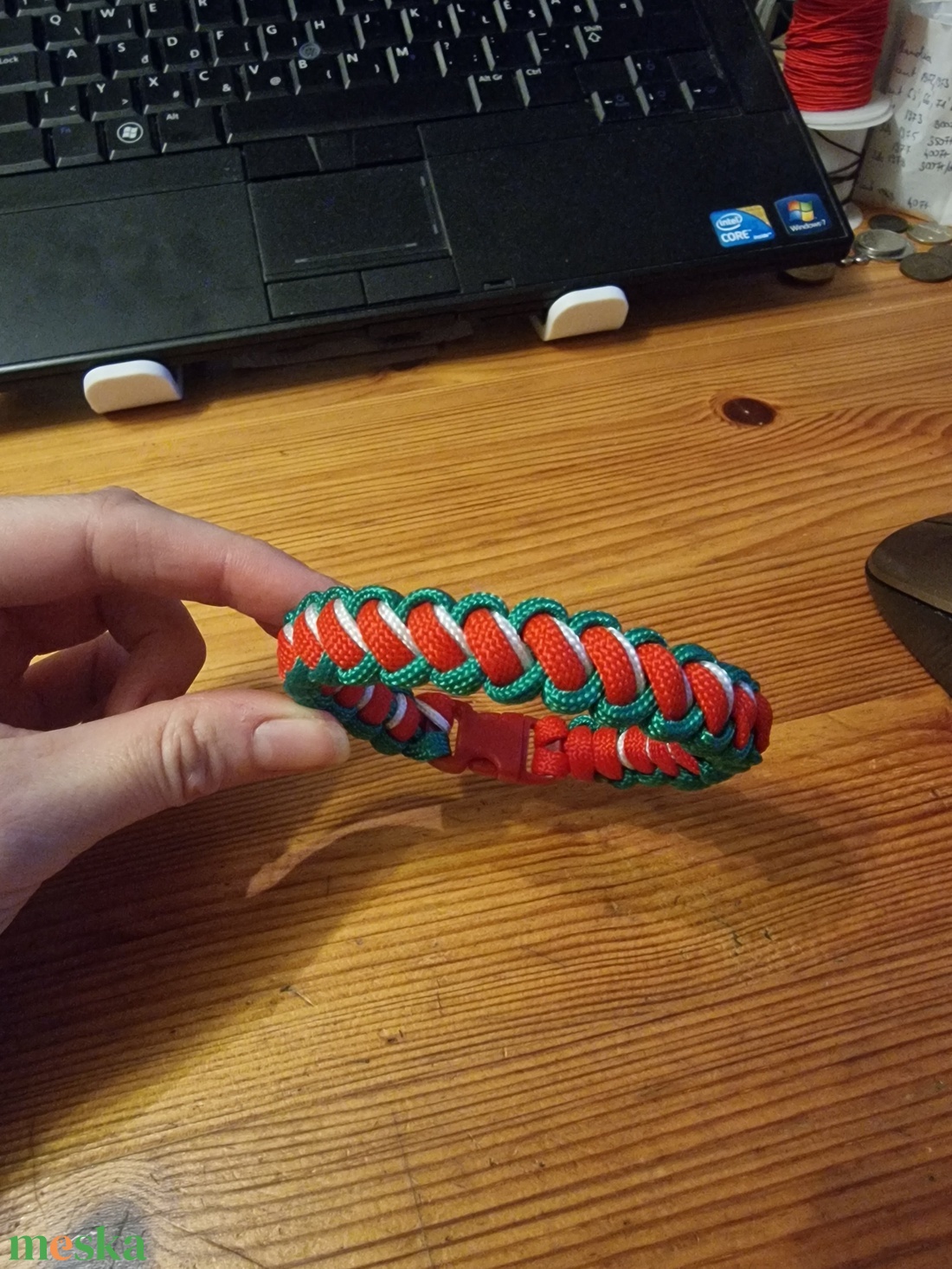 Nemzeti színű karkötő, kitűző és kulcstartó - ékszer - karkötő - fonott karkötő - Meska.hu