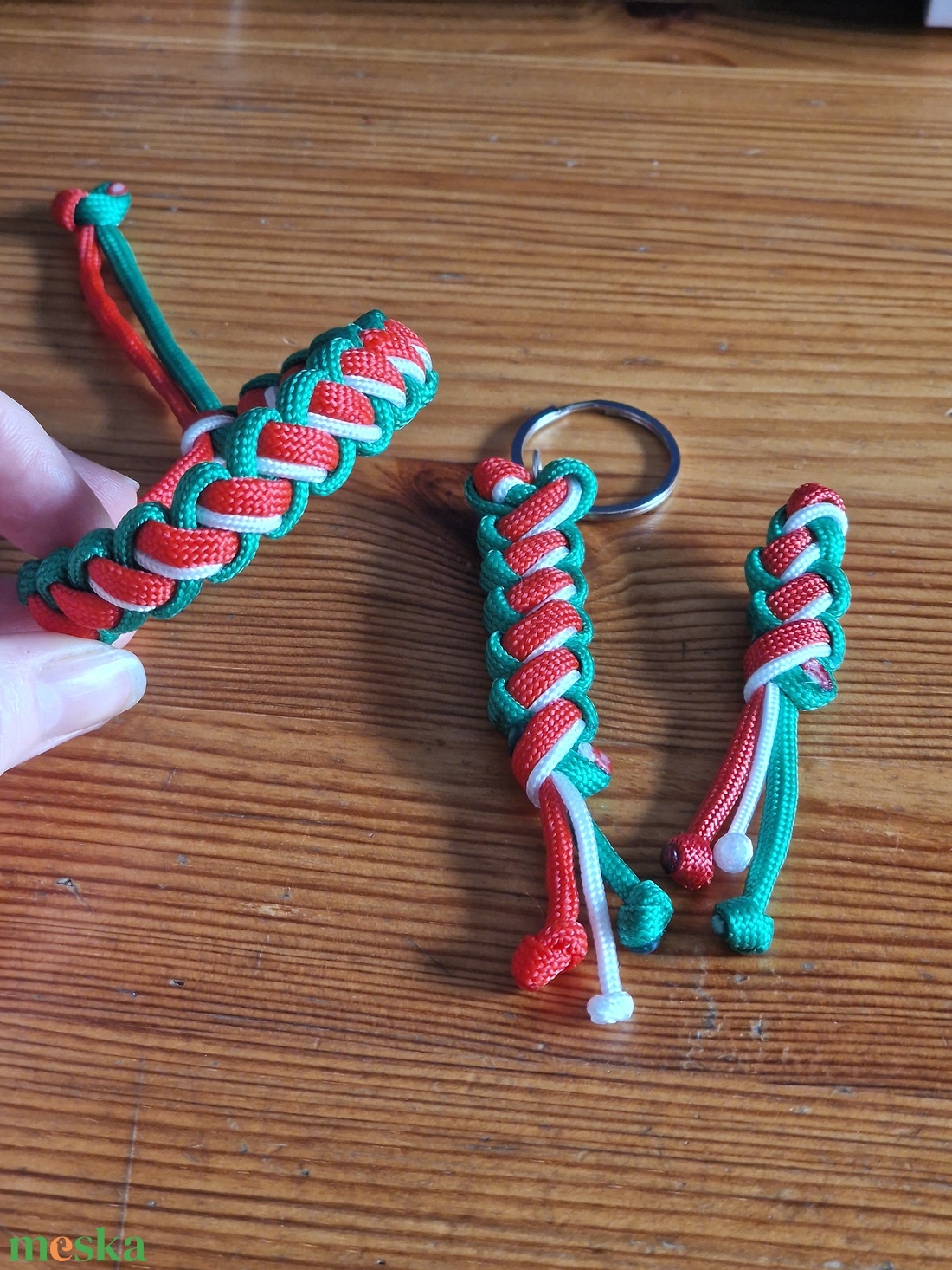 Nemzeti színű karkötő, kitűző és kulcstartó - ékszer - karkötő - fonott karkötő - Meska.hu