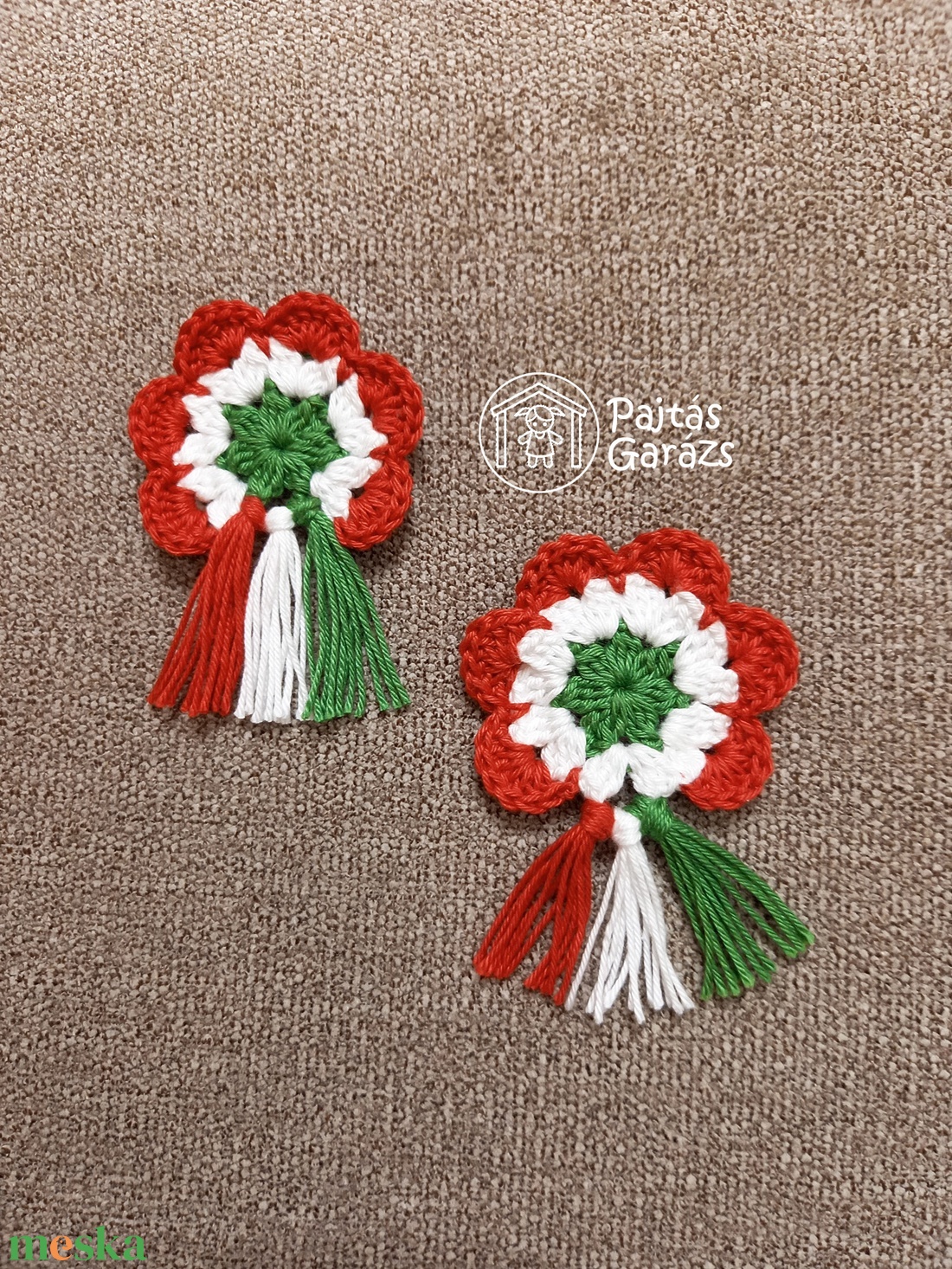 Horgolt kokárda rojtokkal - ékszer - kitűző és bross - Meska.hu