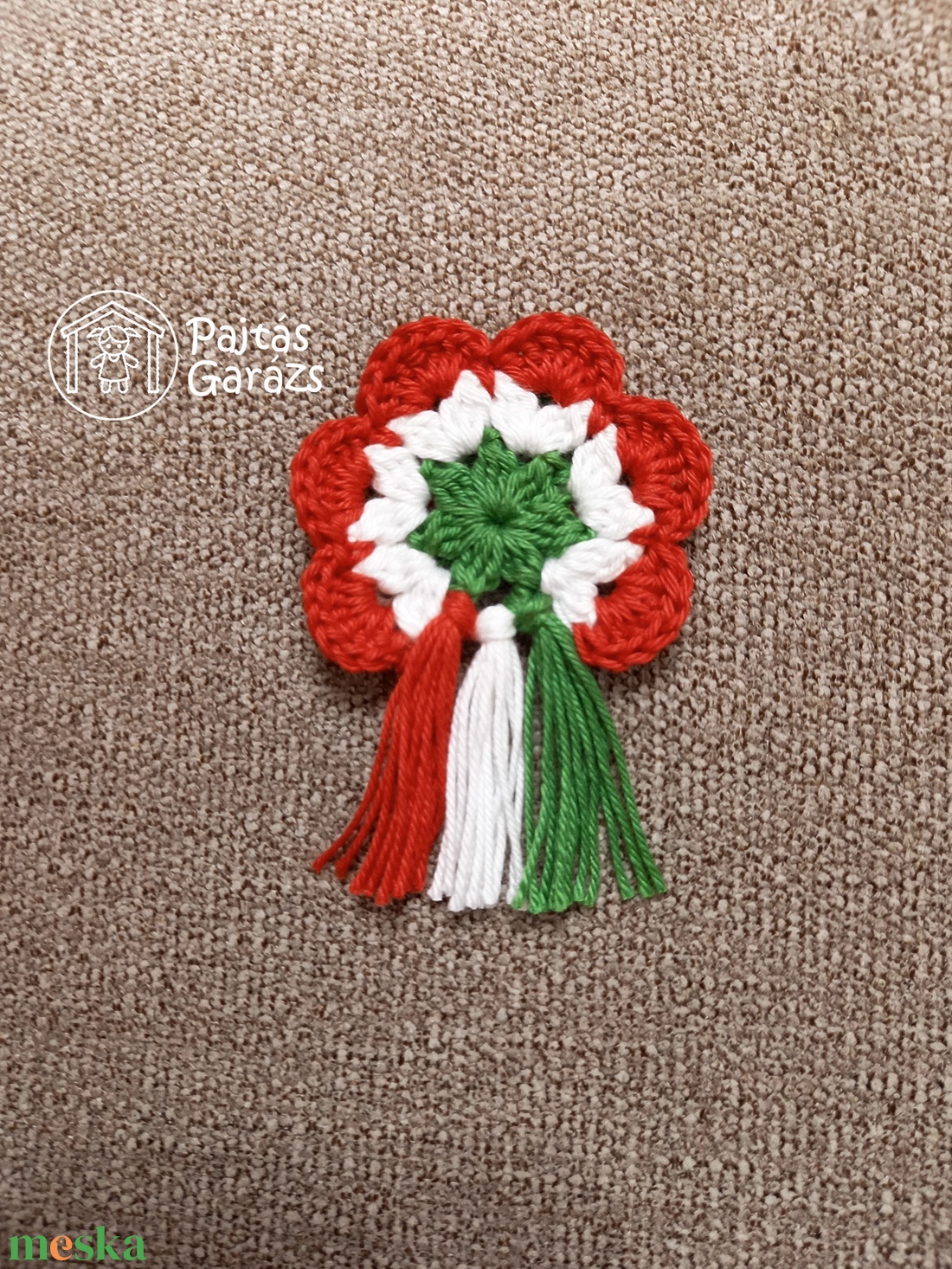 Horgolt kokárda rojtokkal - ékszer - kitűző és bross - Meska.hu