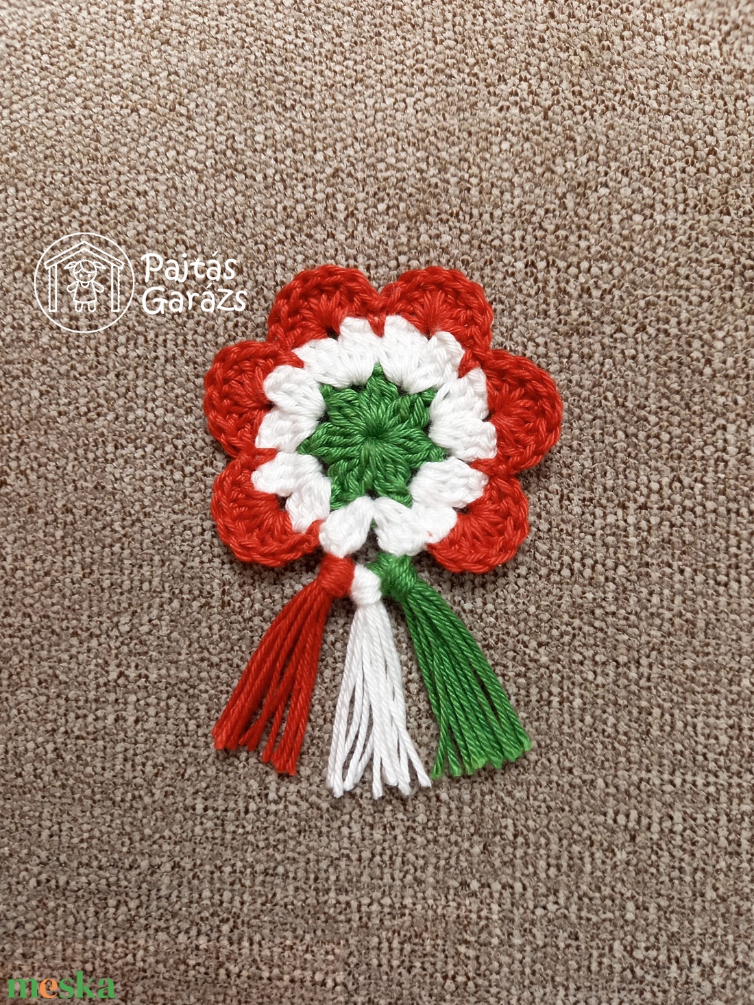 Horgolt kokárda rojtokkal - ékszer - kitűző és bross - Meska.hu