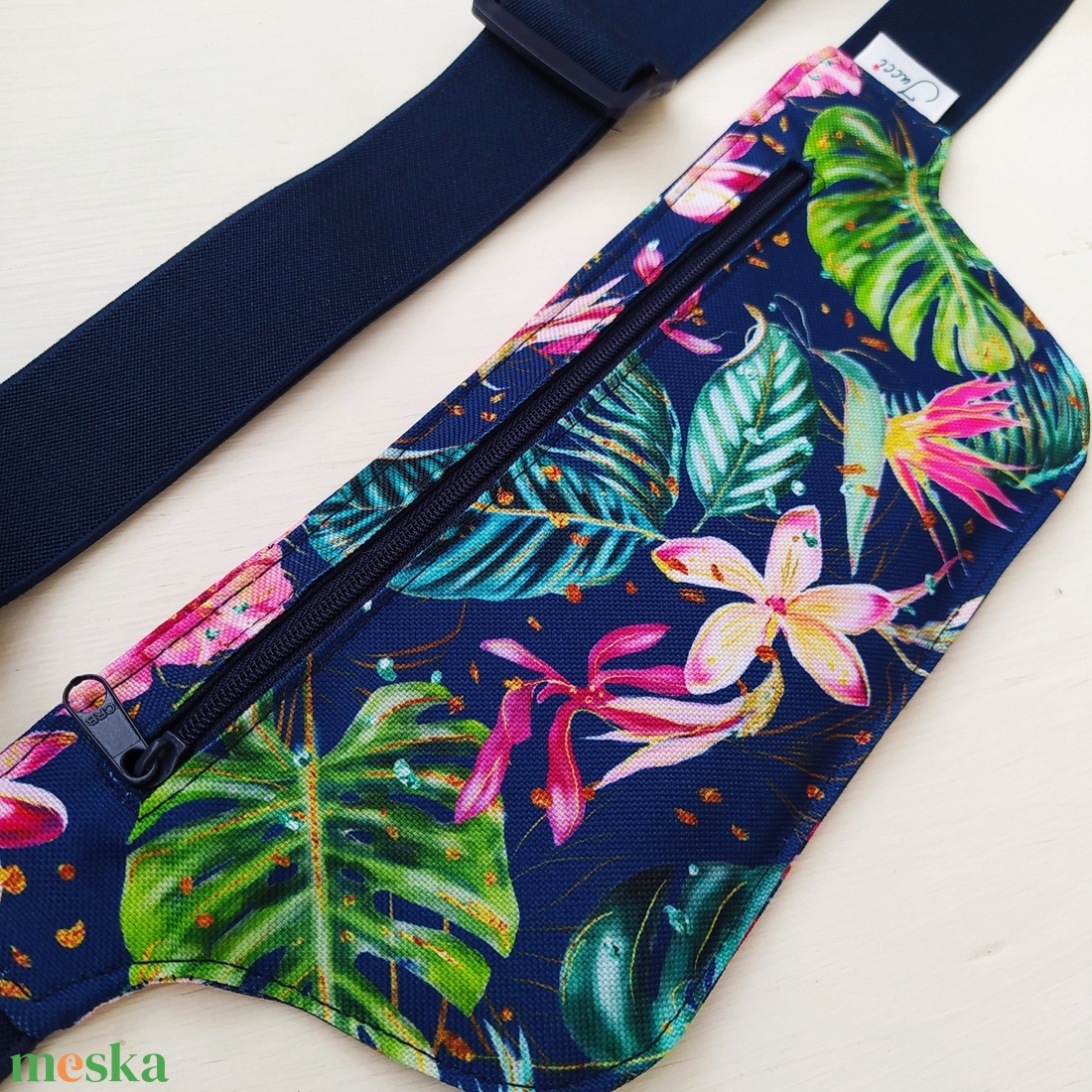 Sötétkék virágos futós övtáska  - táska & tok - övtáska - Meska.hu