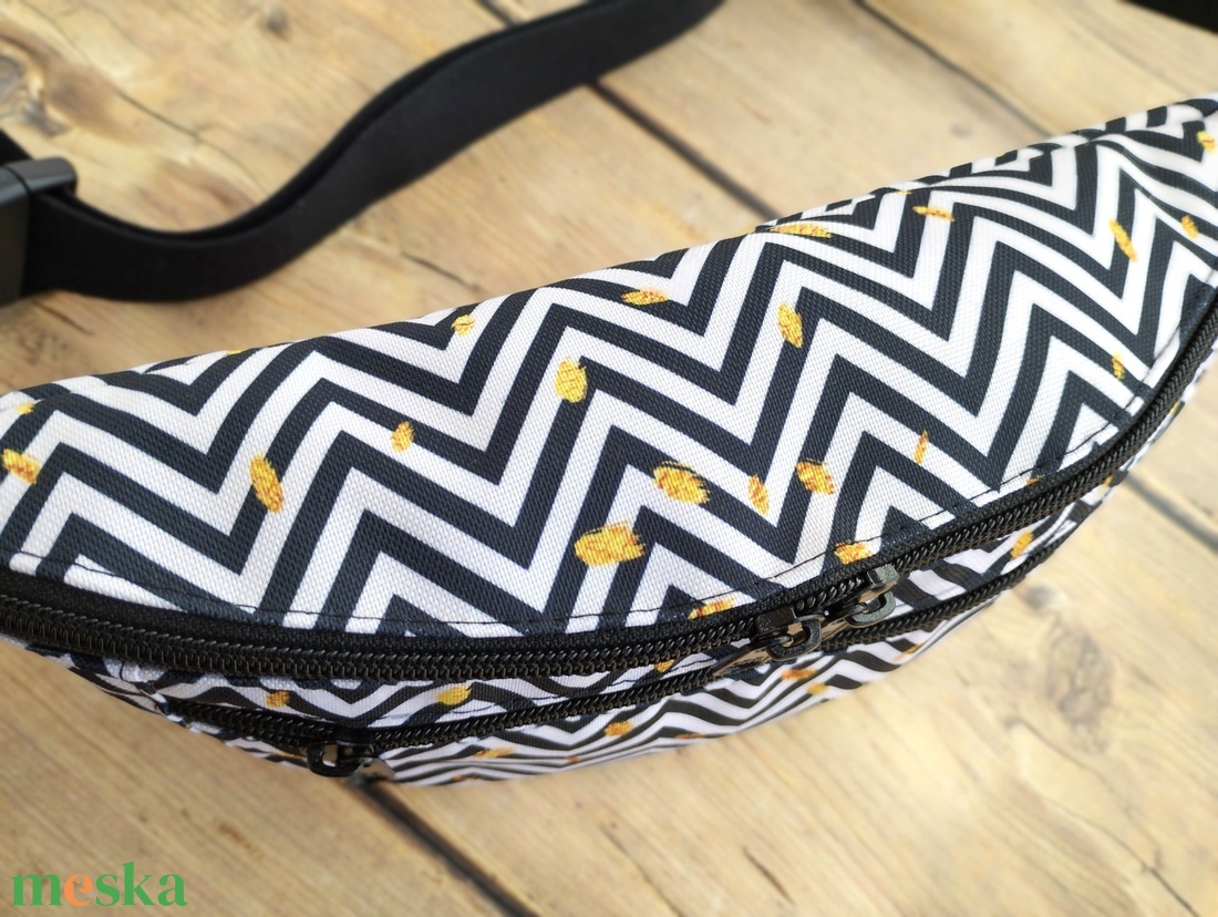 Fekete-fehér geometriai mintás övtáska  - táska & tok - övtáska - Meska.hu