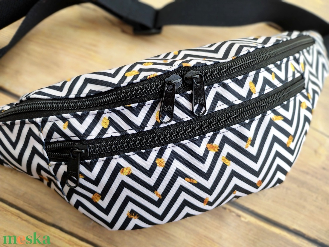 Fekete-fehér geometriai mintás övtáska  - táska & tok - övtáska - Meska.hu