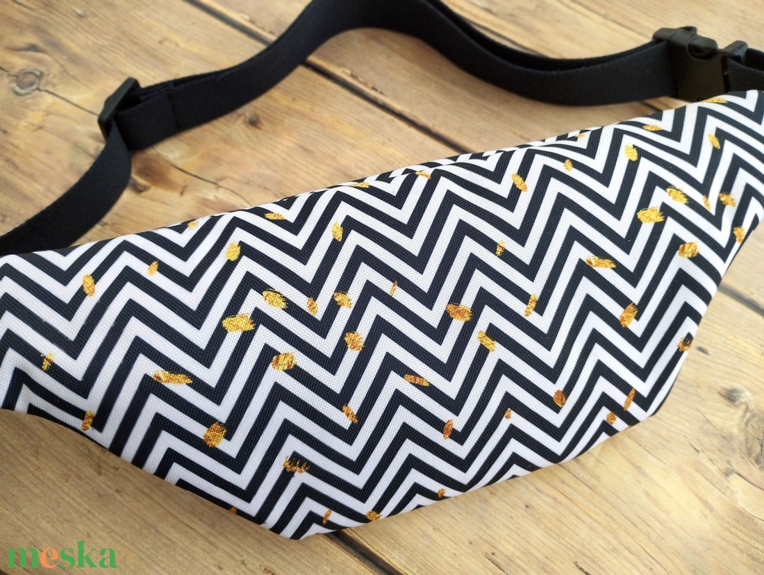 Fekete-fehér geometriai mintás övtáska  - táska & tok - övtáska - Meska.hu