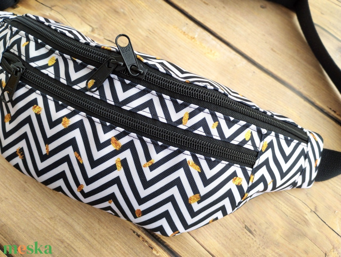 Fekete-fehér geometriai mintás övtáska  - táska & tok - övtáska - Meska.hu