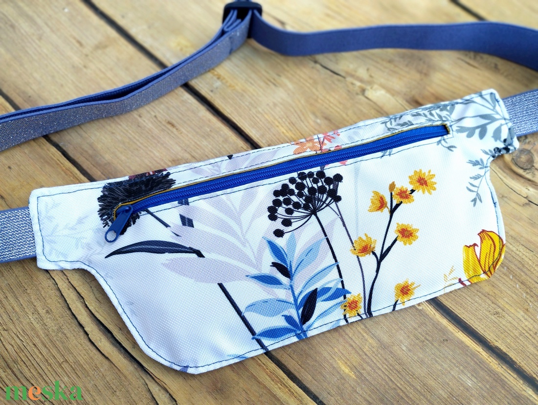 Fehér alapon virágos futós övtáska  - táska & tok - övtáska - Meska.hu