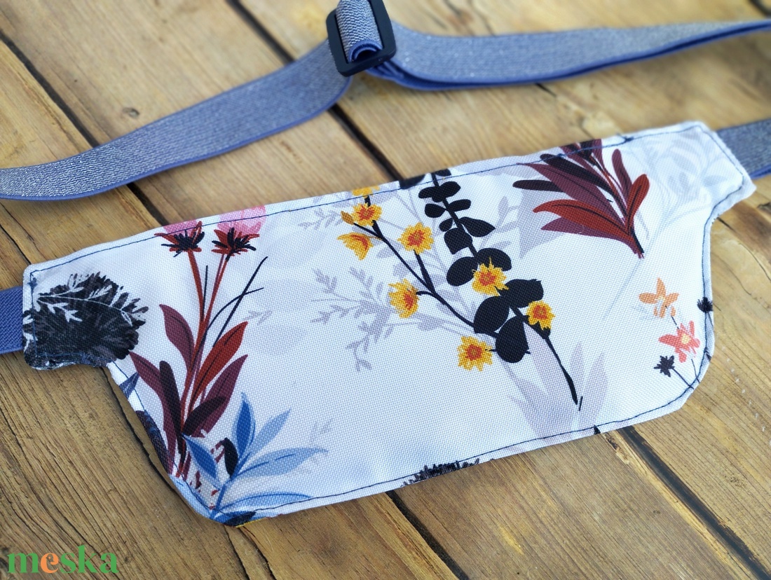 Fehér alapon virágos futós övtáska  - táska & tok - övtáska - Meska.hu