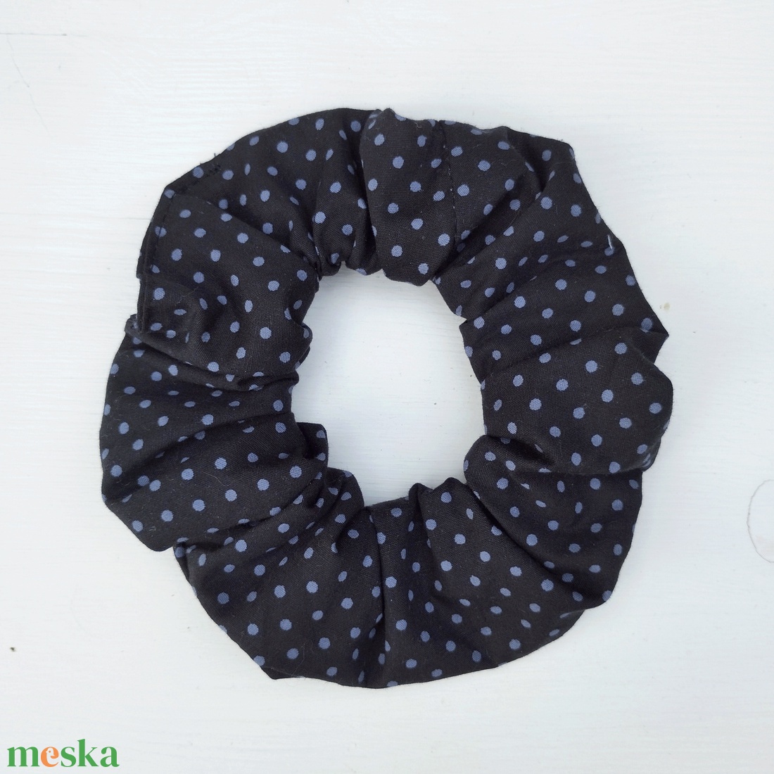 Fekete pöttyös scrunchie hajgumi - ruha & divat - hajdísz & hajcsat - hajgumi - Meska.hu