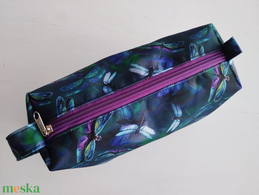 Szitakötős vízlepergetős neszesszer pasiknak - táska & tok - neszesszer - Meska.hu Szitakötős vízlepergetős neszesszer pasiknak - táska & tok - neszesszer - Meska.hu