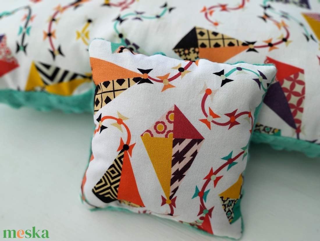 Papírsárkányos párna levendulapárnával - baba - mama - babaszoba dekoráció - gyerek díszpárna - Meska.hu