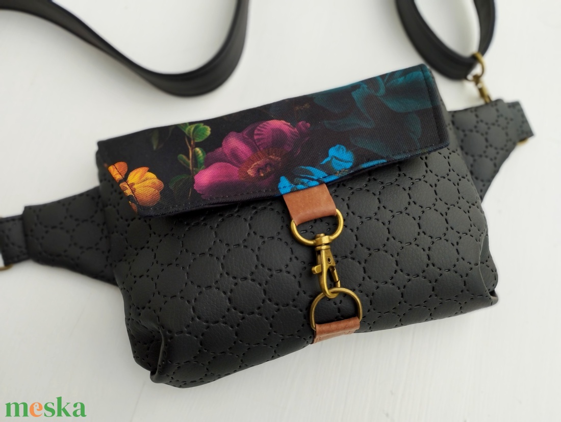 Fekete-virágos vízlepergetős övtáska  - táska & tok - övtáska - Meska.hu