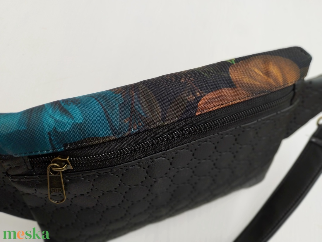 Fekete-virágos vízlepergetős övtáska  - táska & tok - övtáska - Meska.hu