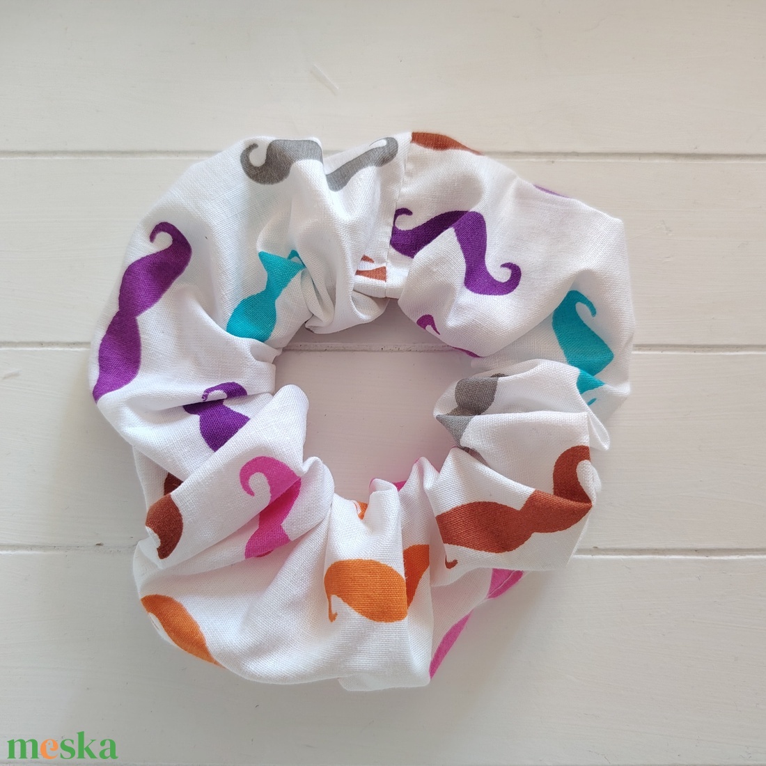 Színes bajuszos scrunchie hajgumi - ruha & divat - hajdísz & hajcsat - hajgumi - Meska.hu