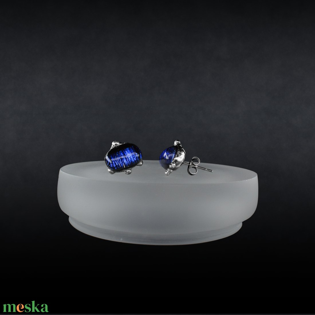 Fátyolos holdfény dichoric üveg bedugós befoglalt fülbevaló - ékszer - fülbevaló - pötty fülbevaló - Meska.hu