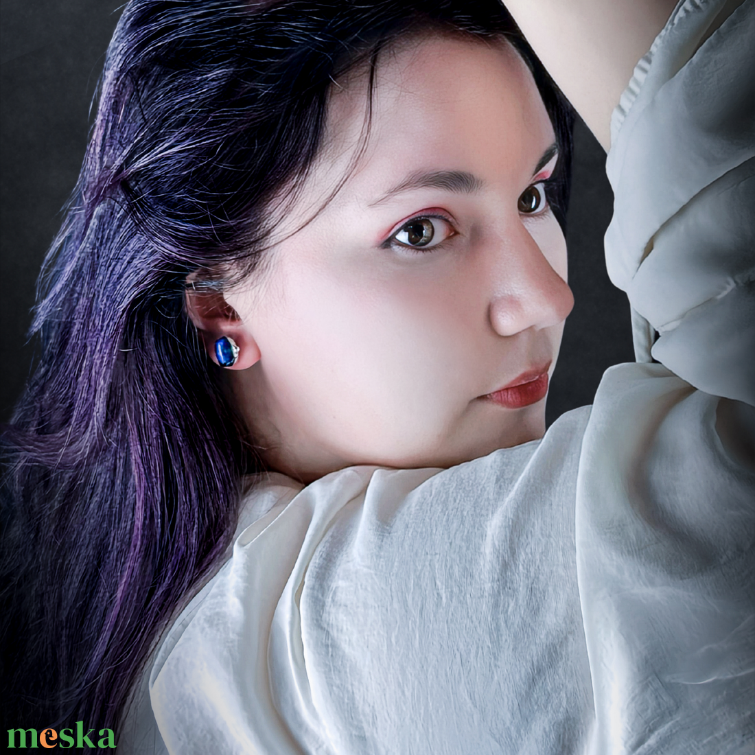 Fátyolos holdfény dichoric üveg bedugós befoglalt fülbevaló - ékszer - fülbevaló - pötty fülbevaló - Meska.hu