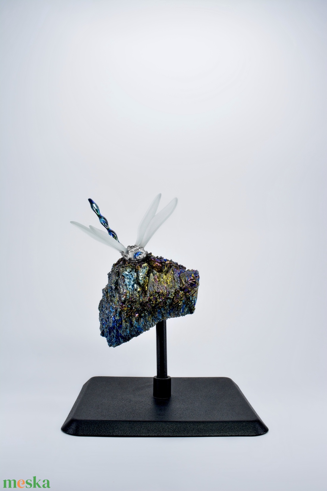 Szivárvány szitakötő bizmut kristályon dekoráció, műalkotás, dísztárgy - otthon & életmód - dekoráció - dísztárgy - Meska.hu