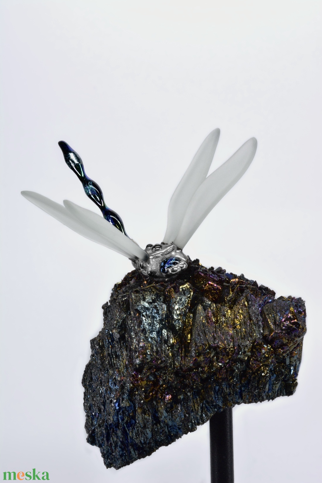 Szivárvány szitakötő bizmut kristályon dekoráció, műalkotás, dísztárgy - otthon & életmód - dekoráció - dísztárgy - Meska.hu