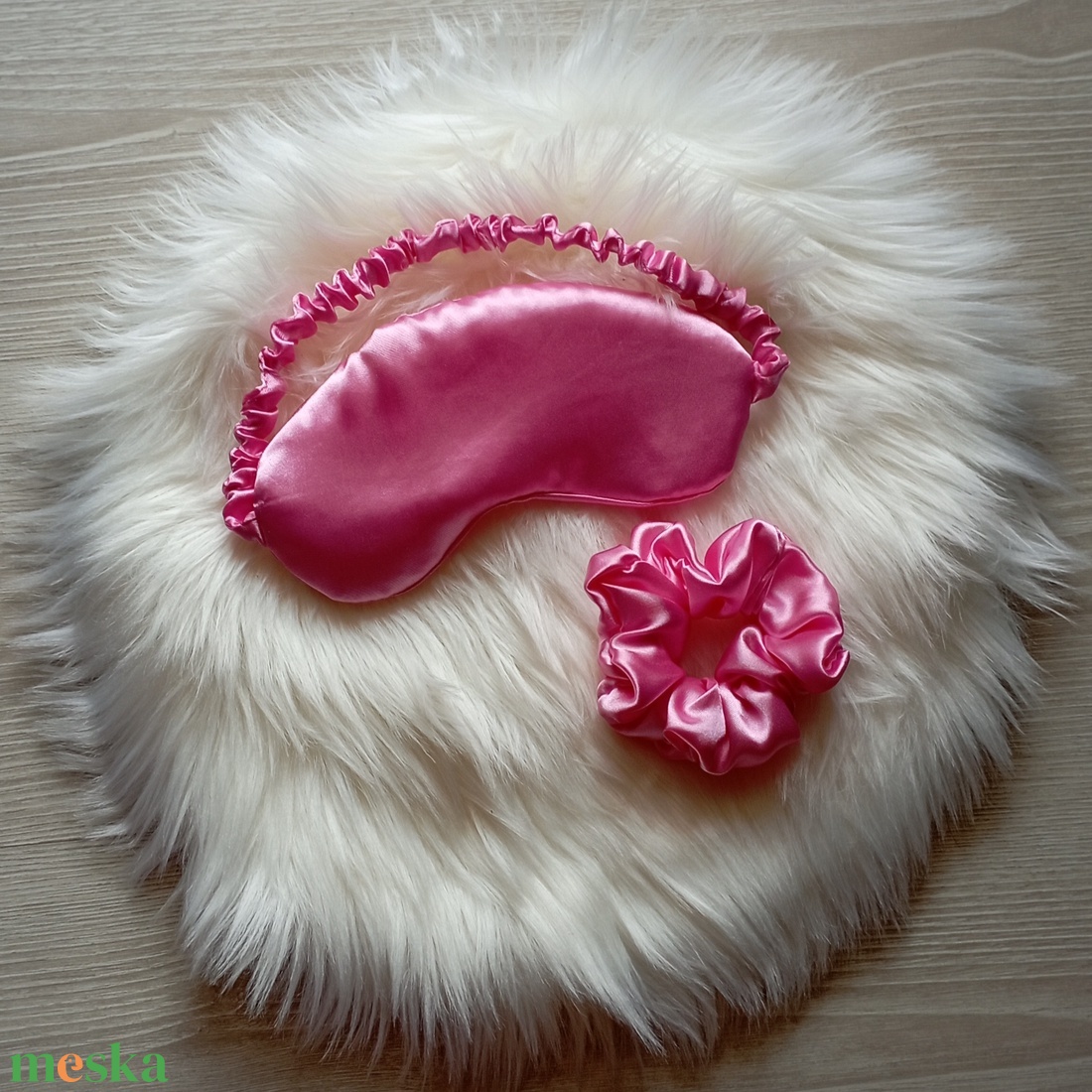 Rózsaszín alvómaszk/szemmaszk és scrunchie hajgumi - szépségápolás - arcápolás - alvómaszk, szemmaszk - Meska.hu Rózsaszín alvómaszk/szemmaszk és scrunchie hajgumi - szépségápolás - arcápolás - alvómaszk, szemmaszk - Meska.hu