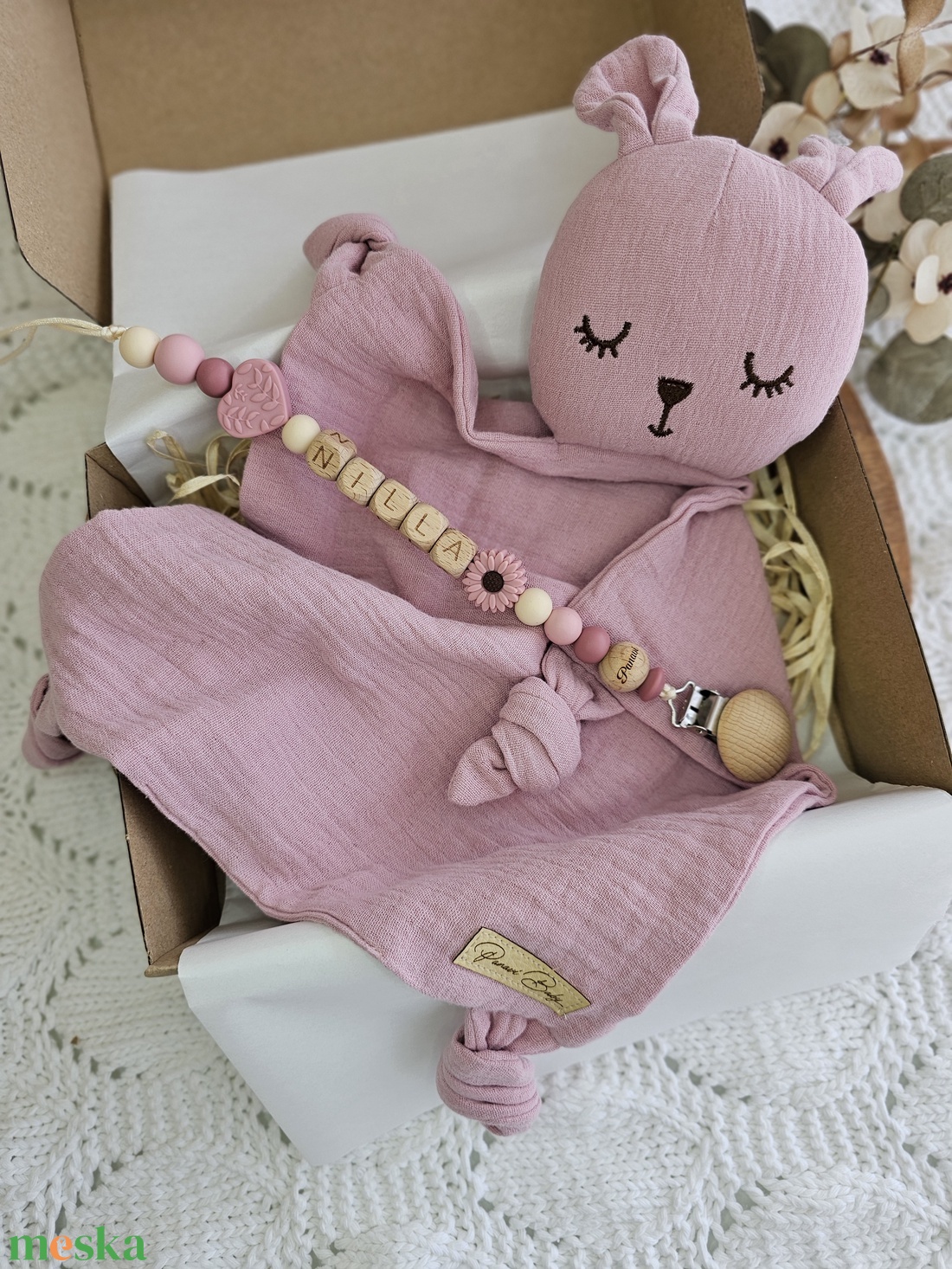 Első ajándékom - Mályva nyuszis szundikendő Babaváró ajándék Babaköszöntő ajándékbox - játék & sport - babalátogató ajándékcsomag - Meska.hu