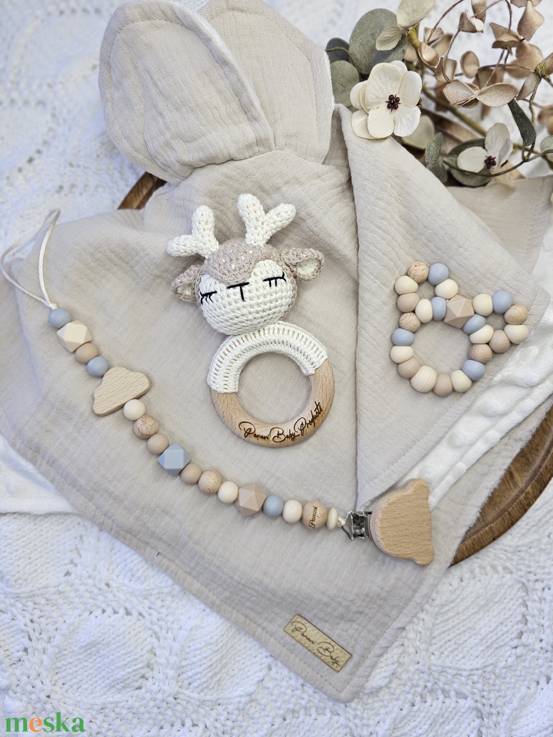 Első ajándékom Babaváró Ajándékbox Bézs szundikendő Cumilánc Macirágcsa Horgolt csörgő  - játék & sport - babalátogató ajándékcsomag - Meska.hu