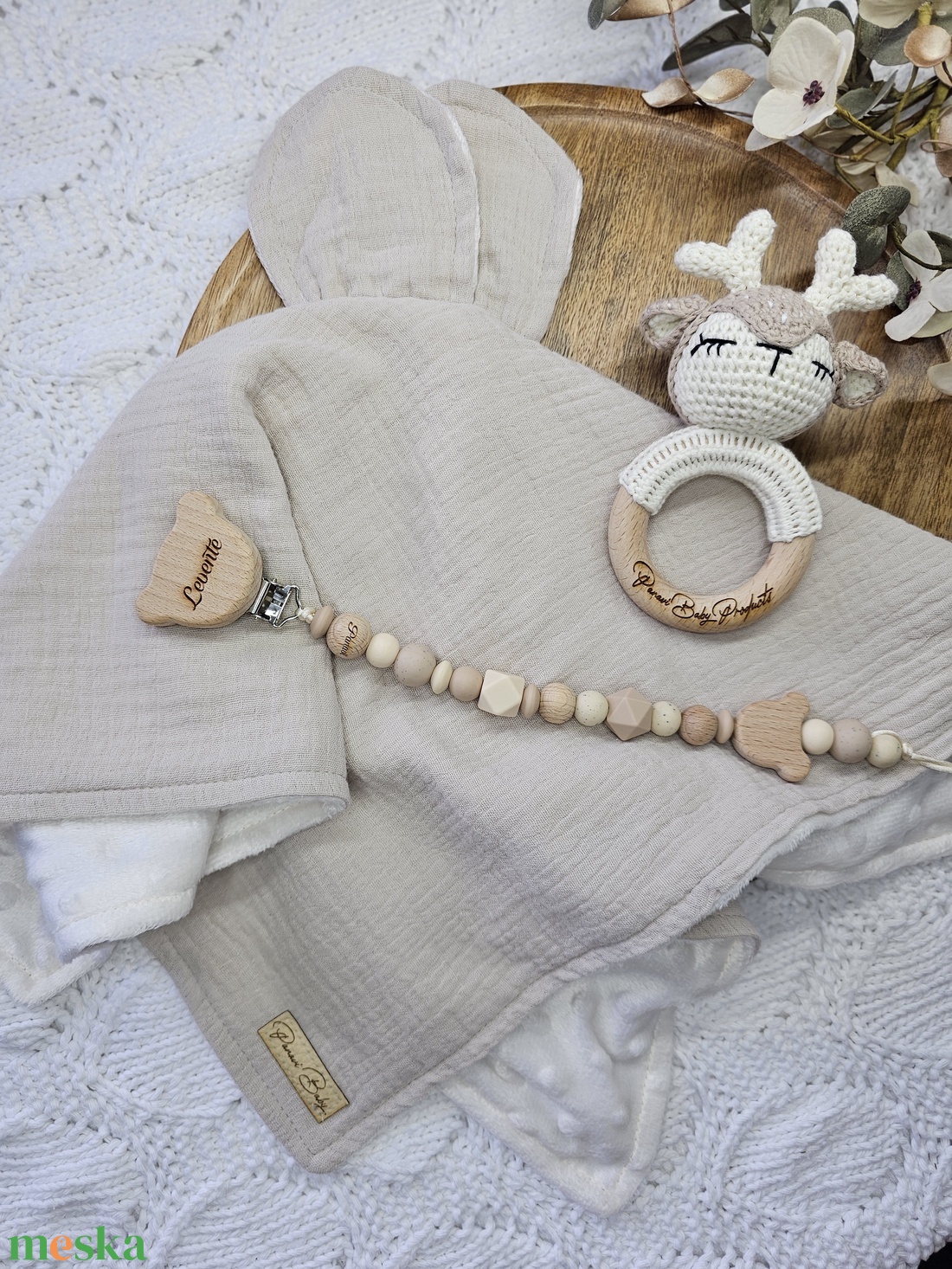 Első ajándékom Babaváró Ajándékbox Bézs szundikendő Cumilánc Horgolt csörgő  - játék & sport - babalátogató ajándékcsomag - Meska.hu
