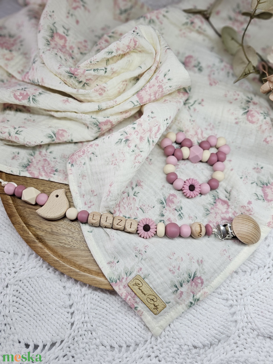 Első ajándékom - Mályva virágos babakendő Babaváró ajándék Babaköszöntő ajándékbox - baba - mama - babalátogató ajándékcsomag - Meska.hu
