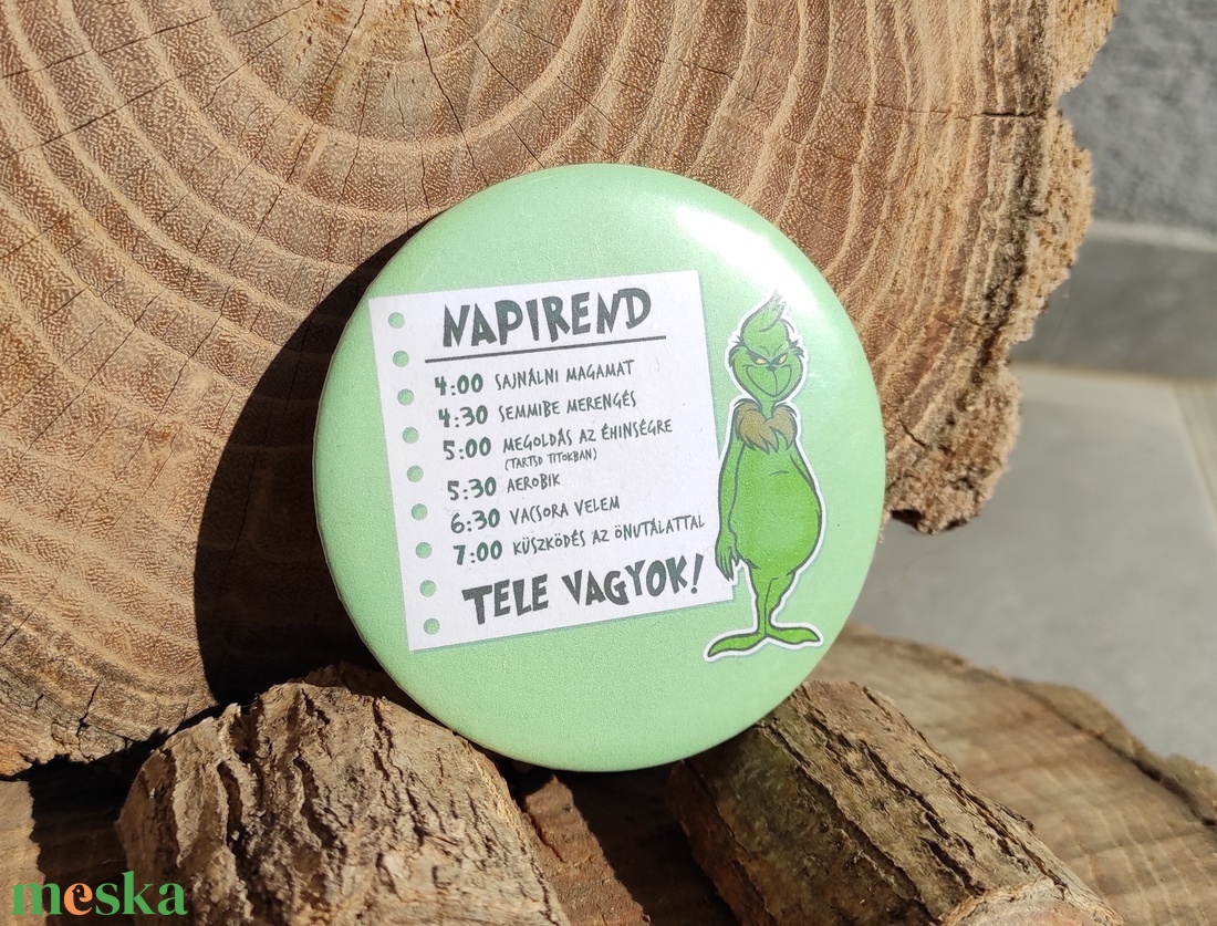 Grinch napirend kitűző - ékszer - kitűző és bross - kitűző - Meska.hu Grinch napirend kitűző - ékszer - kitűző és bross - kitűző - Meska.hu