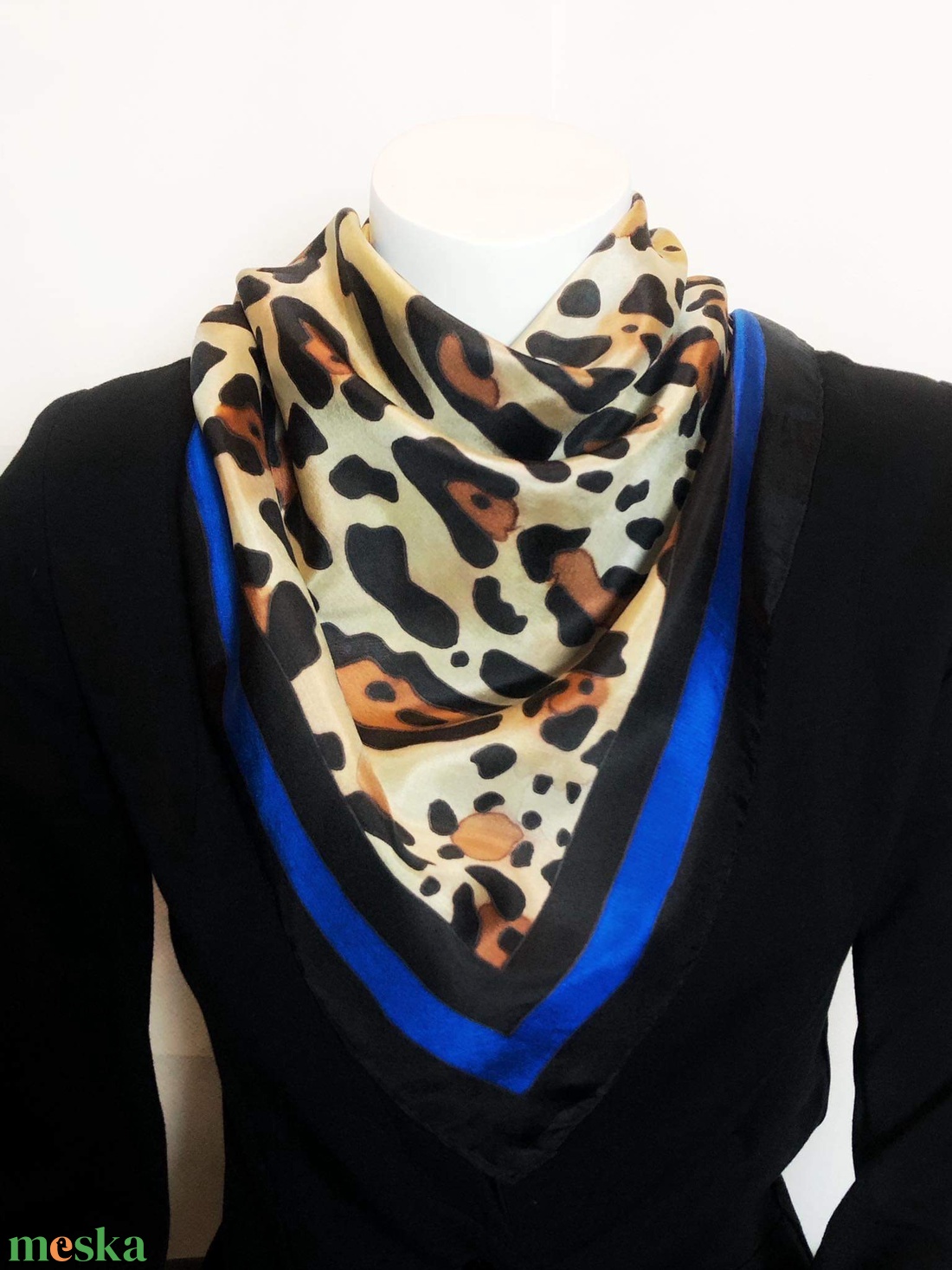 Kézzel festett selyemkendő �Animal print kék szegéllyel 75x75cm (pongé 8) - ruha & divat - sál, sapka, kendő - vállkendő - Meska.hu