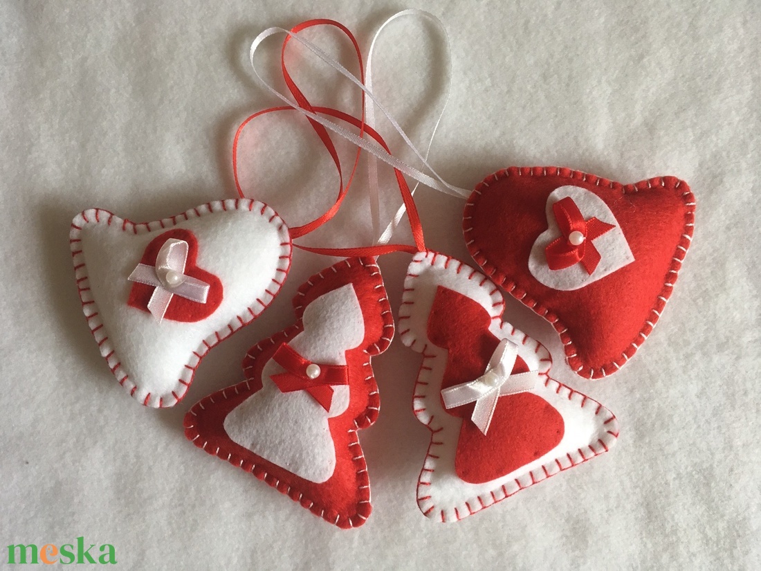  Piros fehér masnis filc karácsonyfa dísz  - karácsony - karácsonyi lakásdekoráció - karácsonyfadíszek - Meska.hu