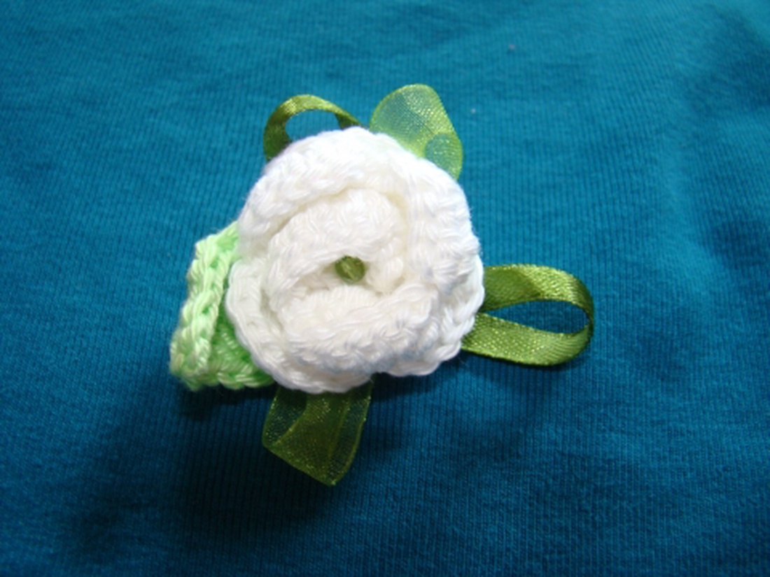 romantikus horgolt rózsa kitűző -  - Meska.hu