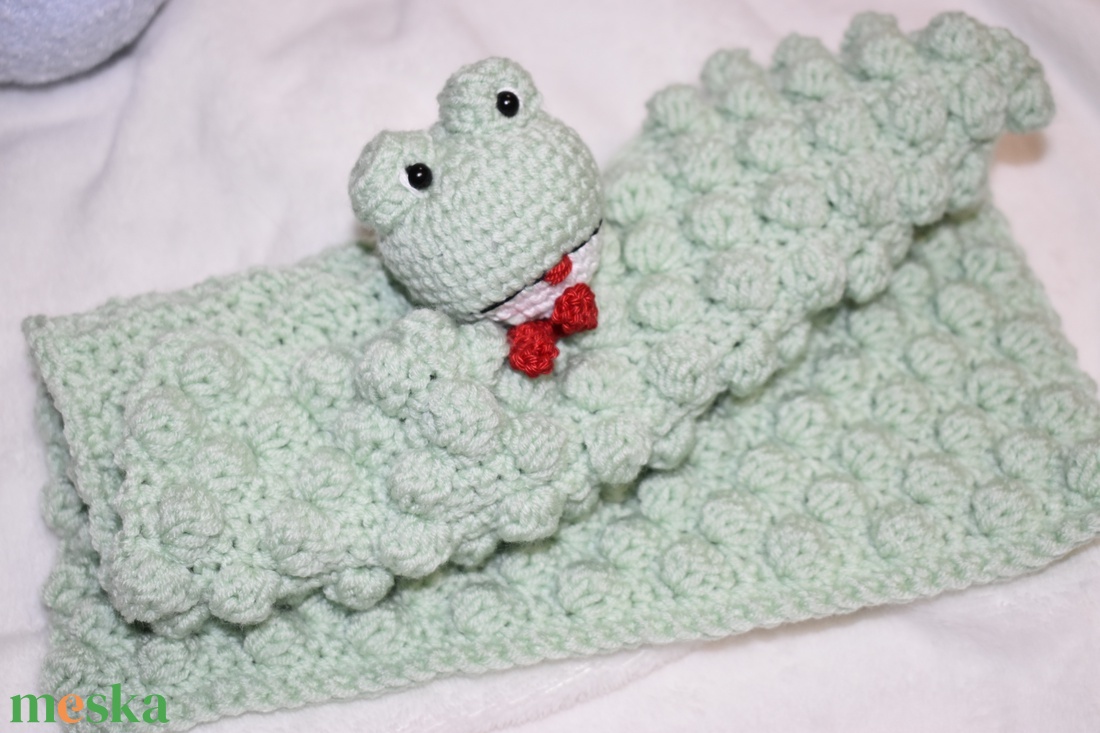 Horgolt béka szundi kendő  ,babaköszöntő ajándék  - játék & sport - 3 éves kor alattiaknak - alvóka & rongyi - Meska.hu
