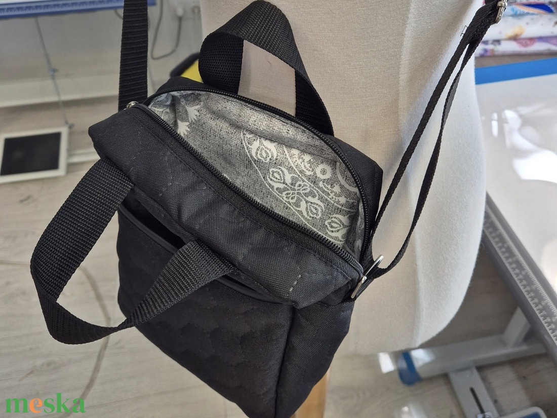 fekete kistáska/ crossbody - táska & tok - kézitáska & válltáska - vállon átvethető táska - Meska.hu