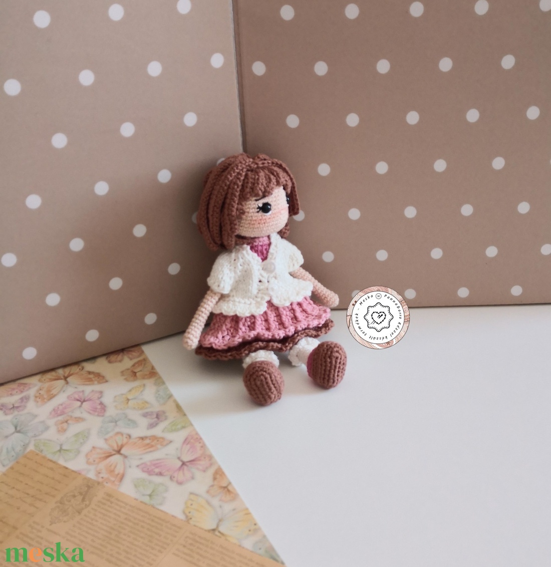 Amigurumi baba, öltöztethető kislány, levehető kötött kardigánnal, horgolt ruhával, alsónadrággal és cipőcskével, dekor - játék & sport - baba & babaház - öltöztethető baba - Meska.hu