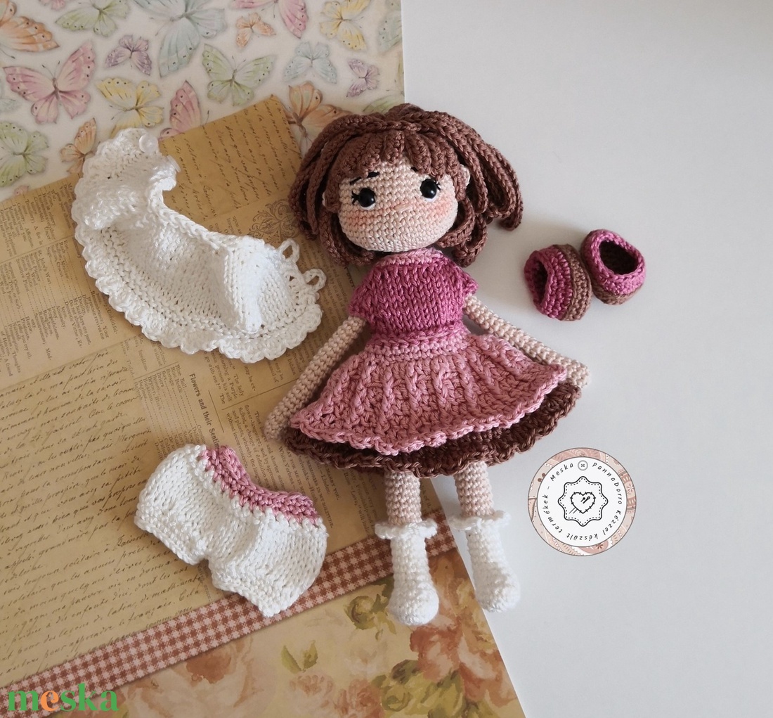 Amigurumi baba, öltöztethető kislány, levehető kötött kardigánnal, horgolt ruhával, alsónadrággal és cipőcskével, dekor - játék & sport - baba & babaház - öltöztethető baba - Meska.hu