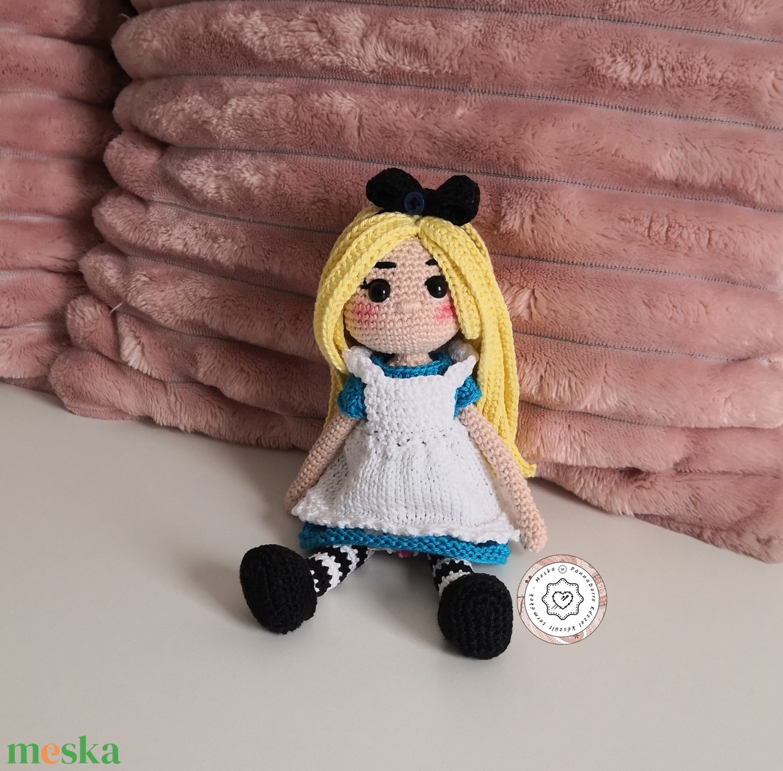 Alice csodaországban horgolt, öltöztethető amigurumi hosszúhajú kislány baba, levehető ruhával, cipővel, játék dekoráció - játék & sport - baba & babaház - öltöztethető baba - Meska.hu