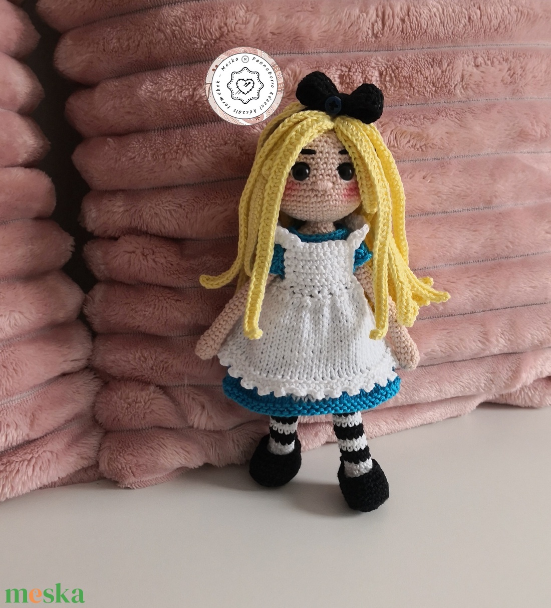 Alice csodaországban horgolt, öltöztethető amigurumi hosszúhajú kislány baba, levehető ruhával, cipővel, játék dekoráció - játék & sport - baba & babaház - öltöztethető baba - Meska.hu