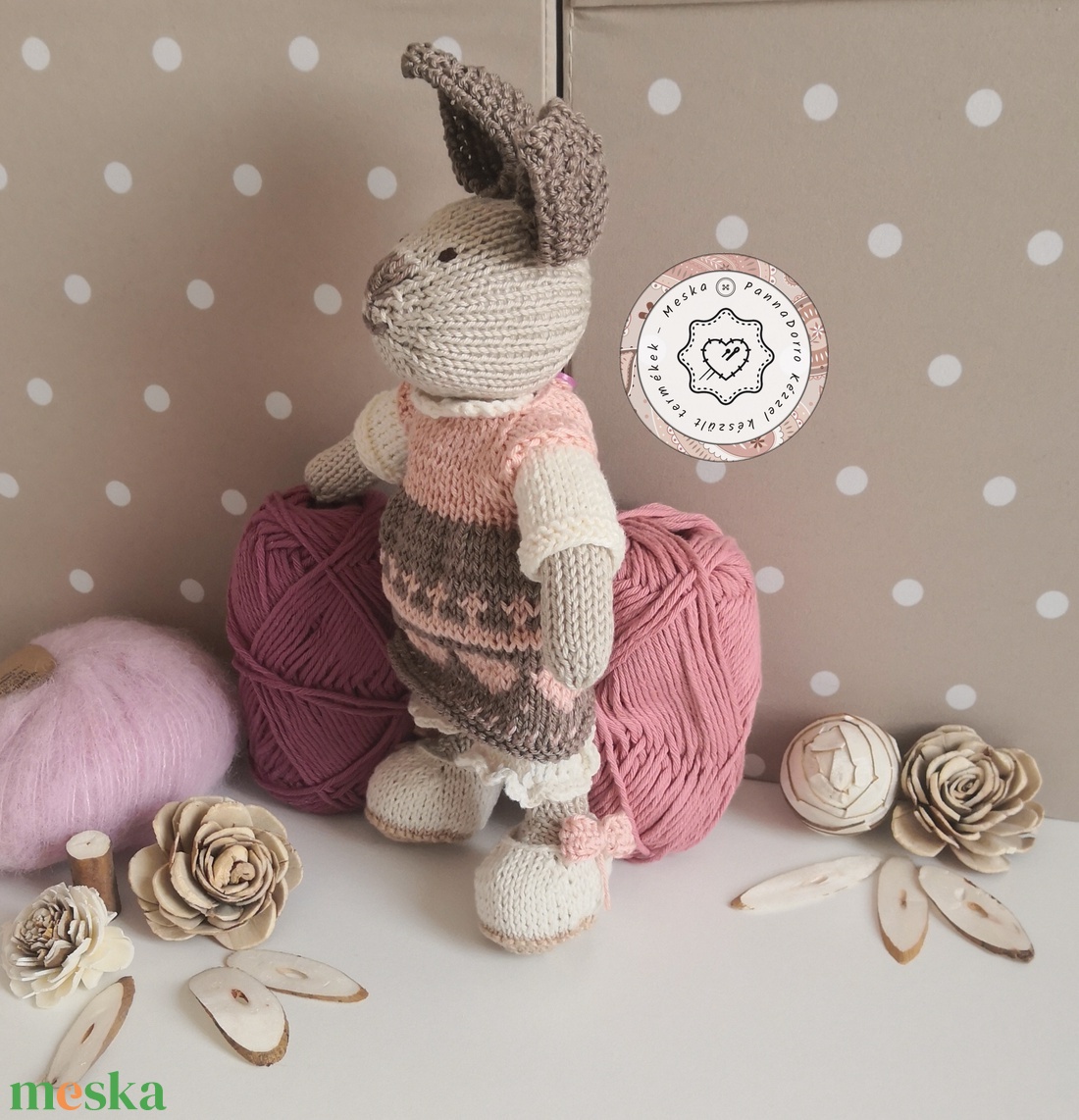 Nyuszi amigurumi figura, öltöztethető kötött nyuszika baba ruházattal, természetes anyagból készült játék és dekoráció - játék & sport - baba & babaház - öltöztethető baba - Meska.hu
