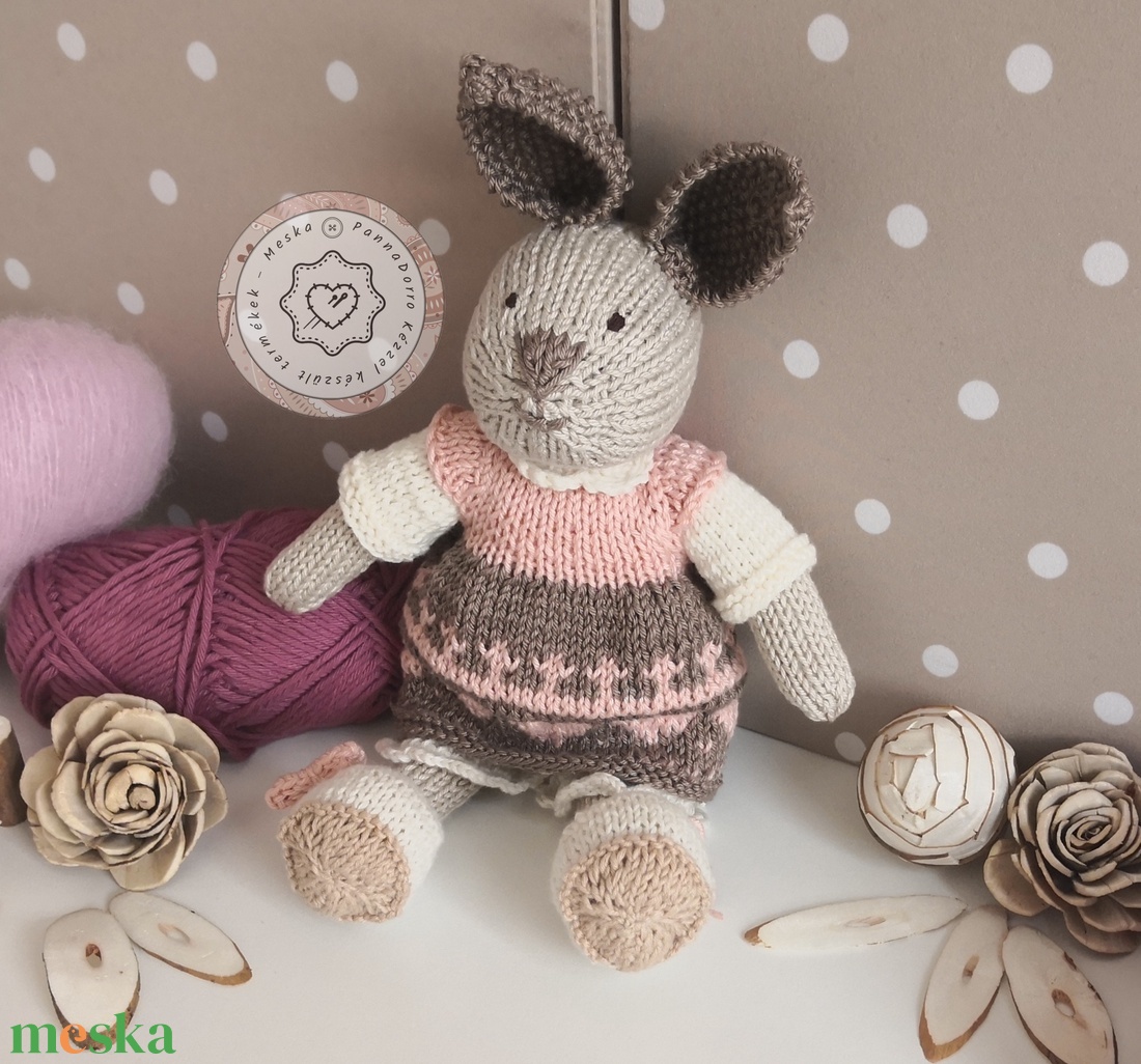 Nyuszi amigurumi figura, öltöztethető kötött nyuszika baba ruházattal, természetes anyagból készült játék és dekoráció - játék & sport - baba & babaház - öltöztethető baba - Meska.hu