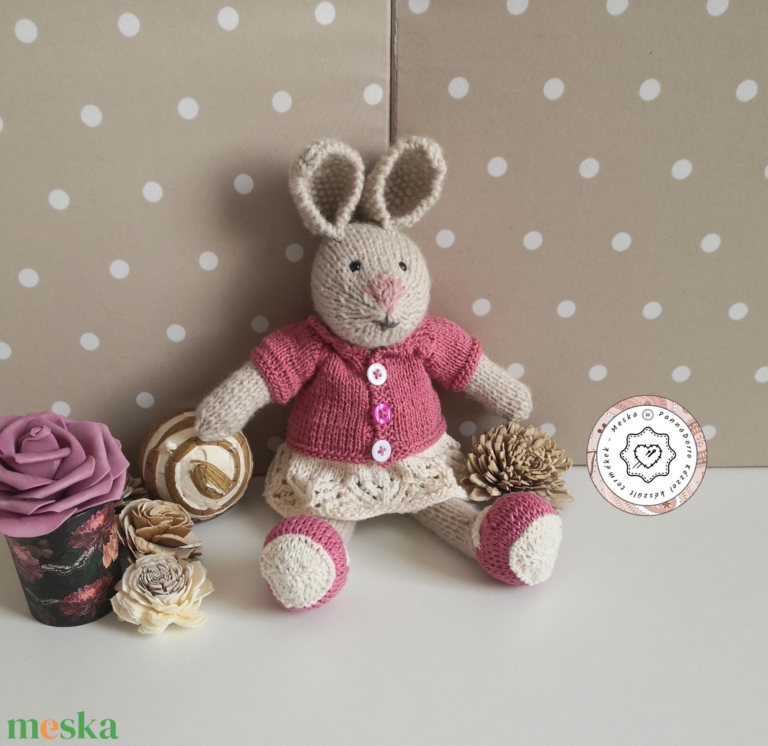 Gyapjú nyuszi, kötött amigurumi öltöztethető állat figura, levehető kötött ruhával, plüss játék természetes anyagból - játék & sport - baba & babaház - öltöztethető baba - Meska.hu