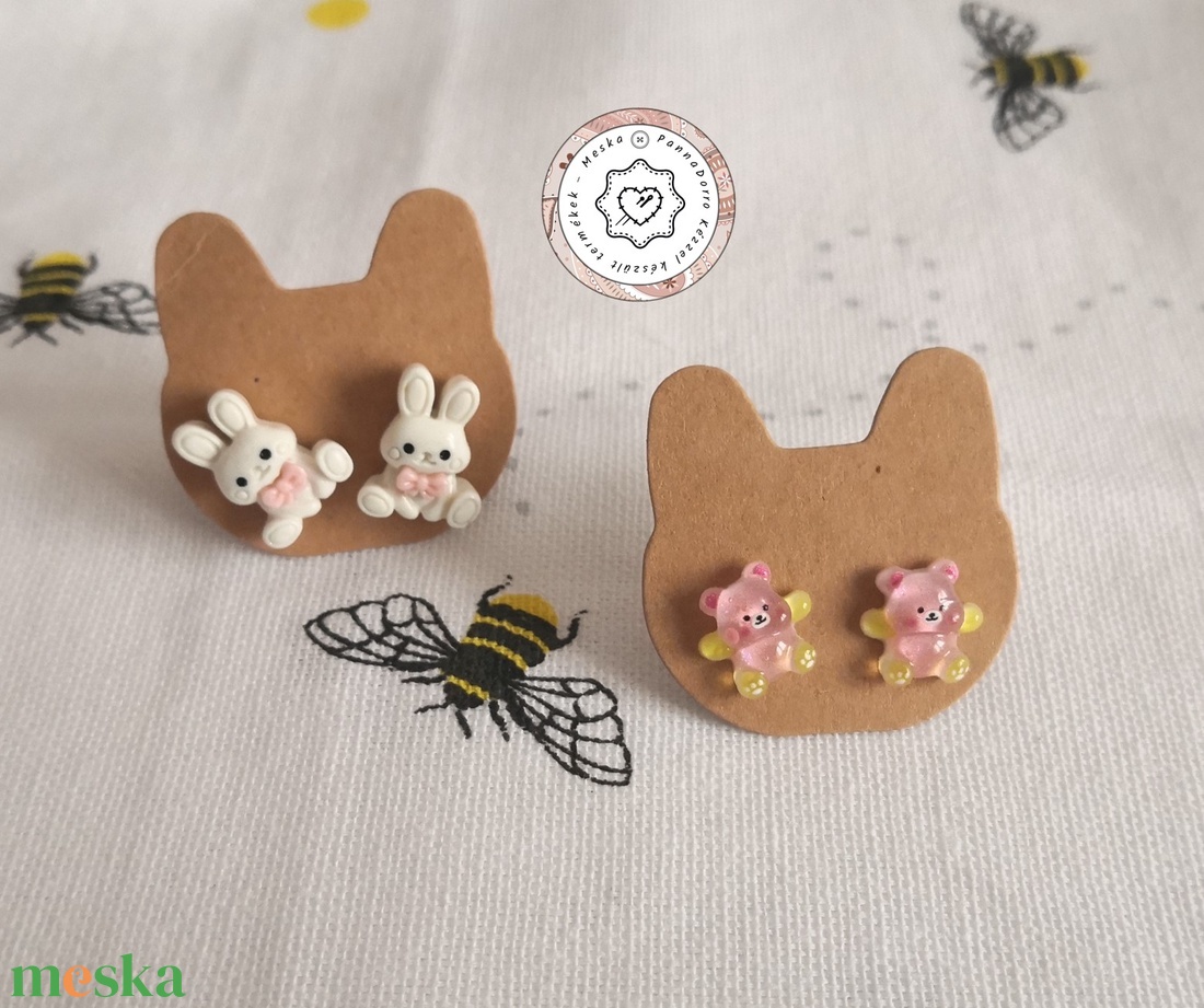 Nyuszi fülbevaló bizsu, macis cuki ékszer, vidám divatos kiegészítő, apró ajándék, kawaii meglepetés - ékszer - fülbevaló - pötty fülbevaló - Meska.hu Nyuszi fülbevaló bizsu, macis cuki ékszer, vidám divatos kiegészítő, apró ajándék, kawaii meglepetés - ékszer - fülbevaló - pötty fülbevaló - Meska.hu