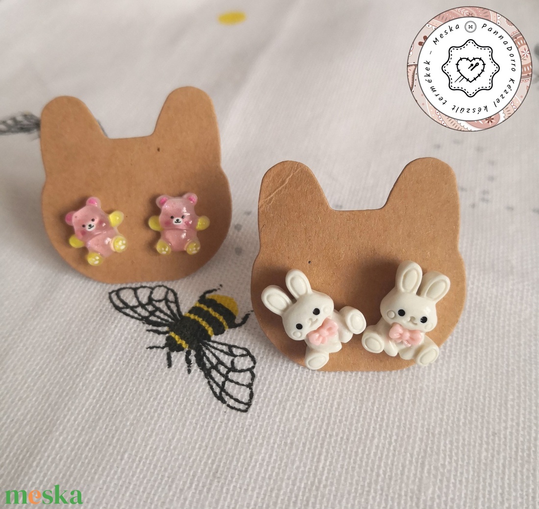 Nyuszi fülbevaló bizsu, macis cuki ékszer, vidám divatos kiegészítő, apró ajándék, kawaii meglepetés - ékszer - fülbevaló - pötty fülbevaló - Meska.hu Nyuszi fülbevaló bizsu, macis cuki ékszer, vidám divatos kiegészítő, apró ajándék, kawaii meglepetés - ékszer - fülbevaló - pötty fülbevaló - Meska.hu