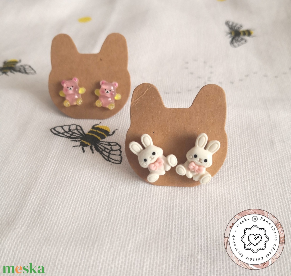 Nyuszi fülbevaló bizsu, macis cuki ékszer, vidám divatos kiegészítő, apró ajándék, kawaii meglepetés - ékszer - fülbevaló - pötty fülbevaló - Meska.hu Nyuszi fülbevaló bizsu, macis cuki ékszer, vidám divatos kiegészítő, apró ajándék, kawaii meglepetés - ékszer - fülbevaló - pötty fülbevaló - Meska.hu