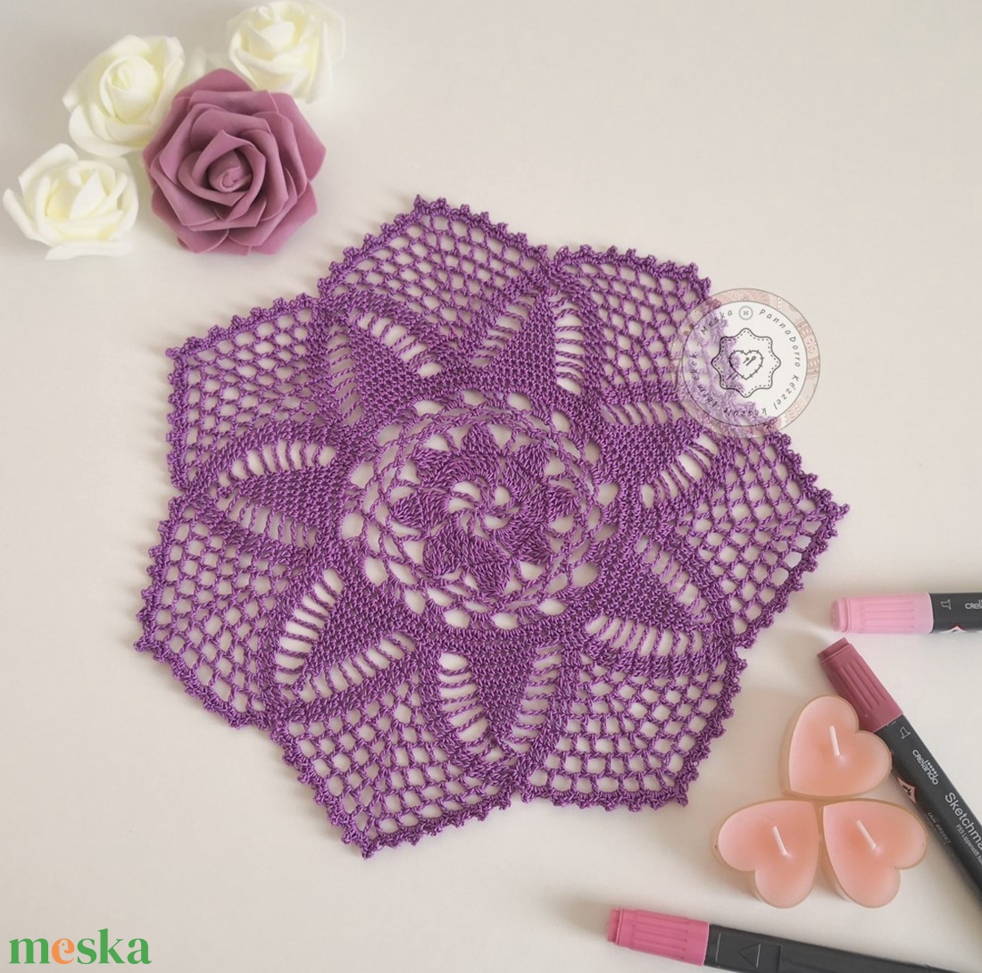 Horgolt modern terítő, kézzel készült lila csipke, lakásdekoráció, vintage polc és asztal dísz , ajándék nőknek - otthon & életmód - lakástextil - abrosz, terítő - díszterítő polcra, komódra - Meska.hu