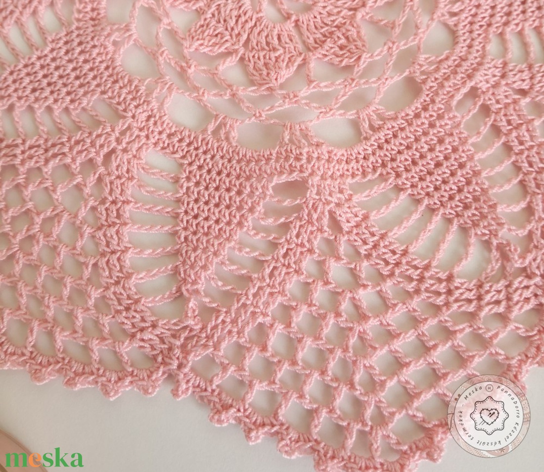 Horgolt modern terítő, kézzel készült babarózsaszín csipke, lakásdekoráció, vintage polc és asztal dísz, ajándék nőknek - otthon & életmód - lakástextil - abrosz, terítő - díszterítő polcra, komódra - Meska.hu