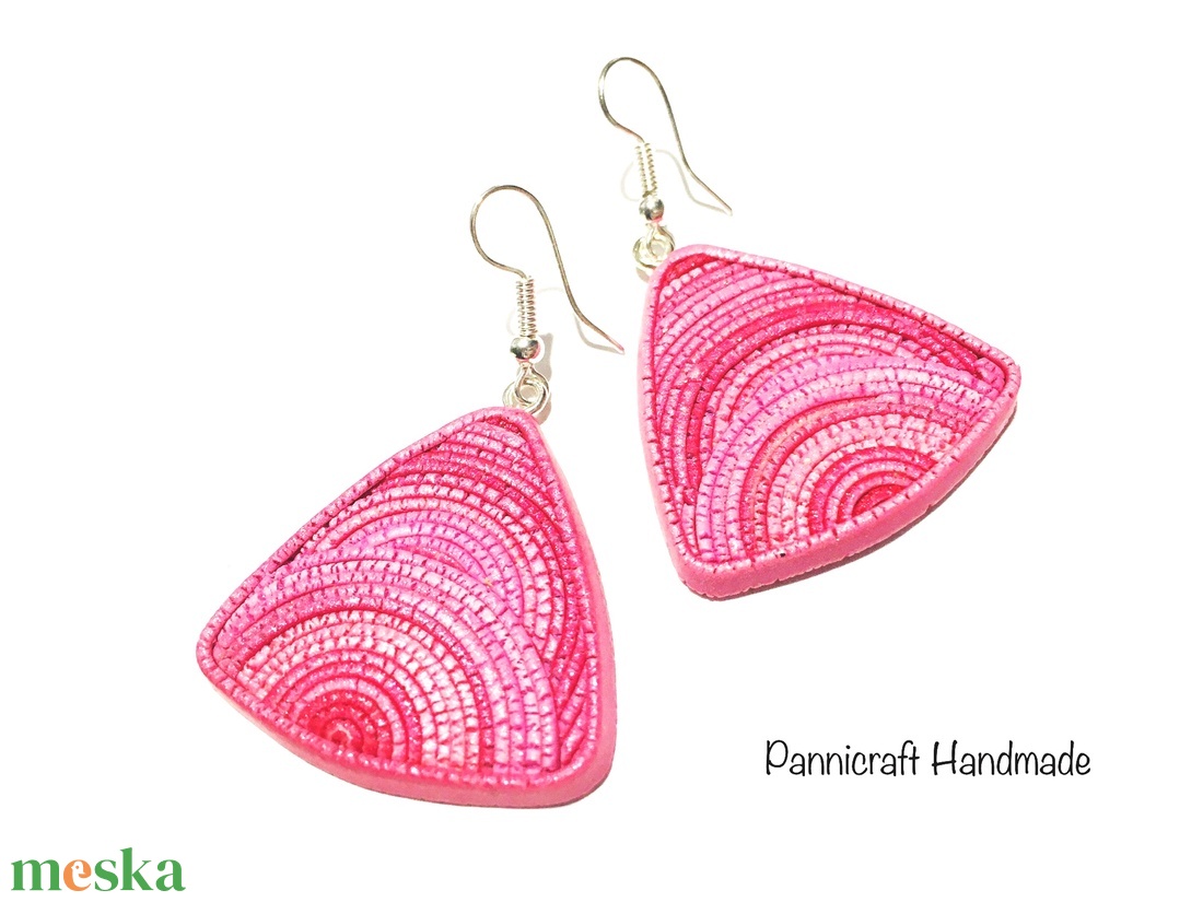 Pink spirálos háromszög ékszergyurma fülbevaló - ékszer - fülbevaló - lógó fülbevaló - Meska.hu