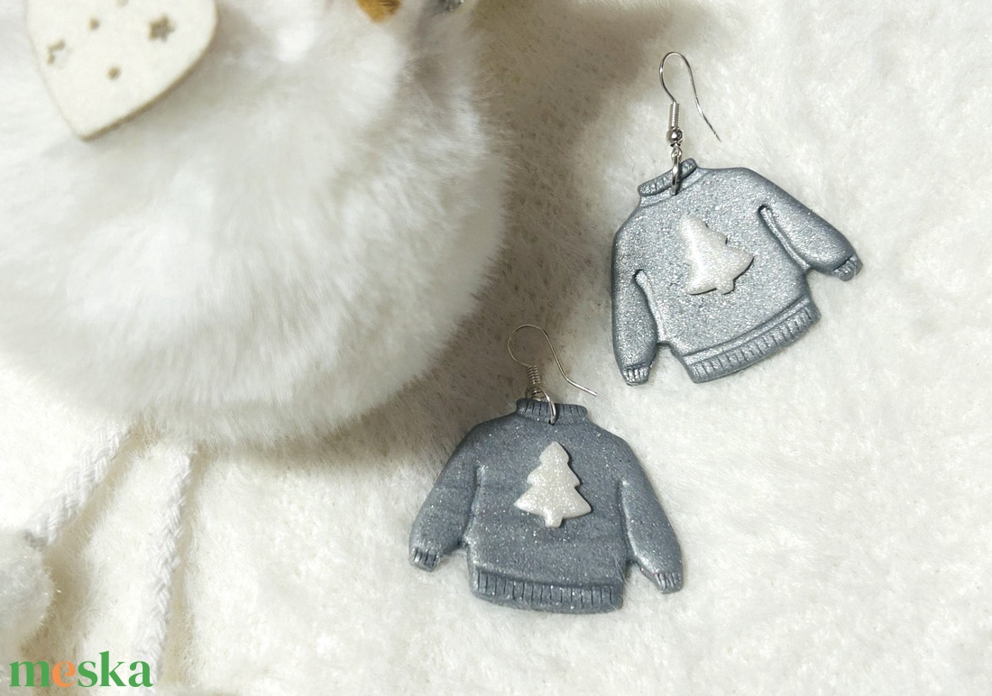 Karácsonyi pulcsi gyurmafüli - ékszer - fülbevaló - lógó fülbevaló - Meska.hu