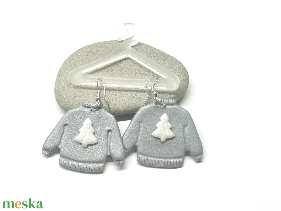 Karácsonyi pulcsi gyurmafüli - ékszer - fülbevaló - lógó fülbevaló - Meska.hu