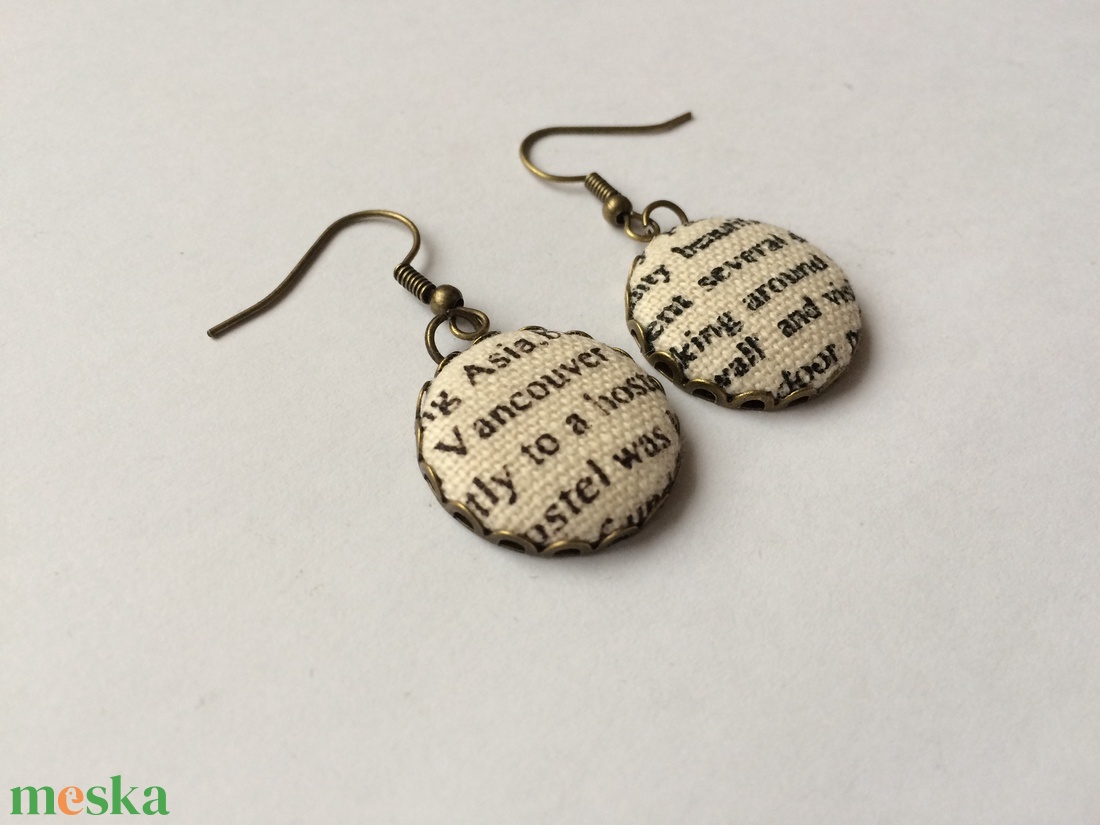Feliratos lógós fülbevaló - ékszer - fülbevaló - lógós kerek fülbevaló - Meska.hu